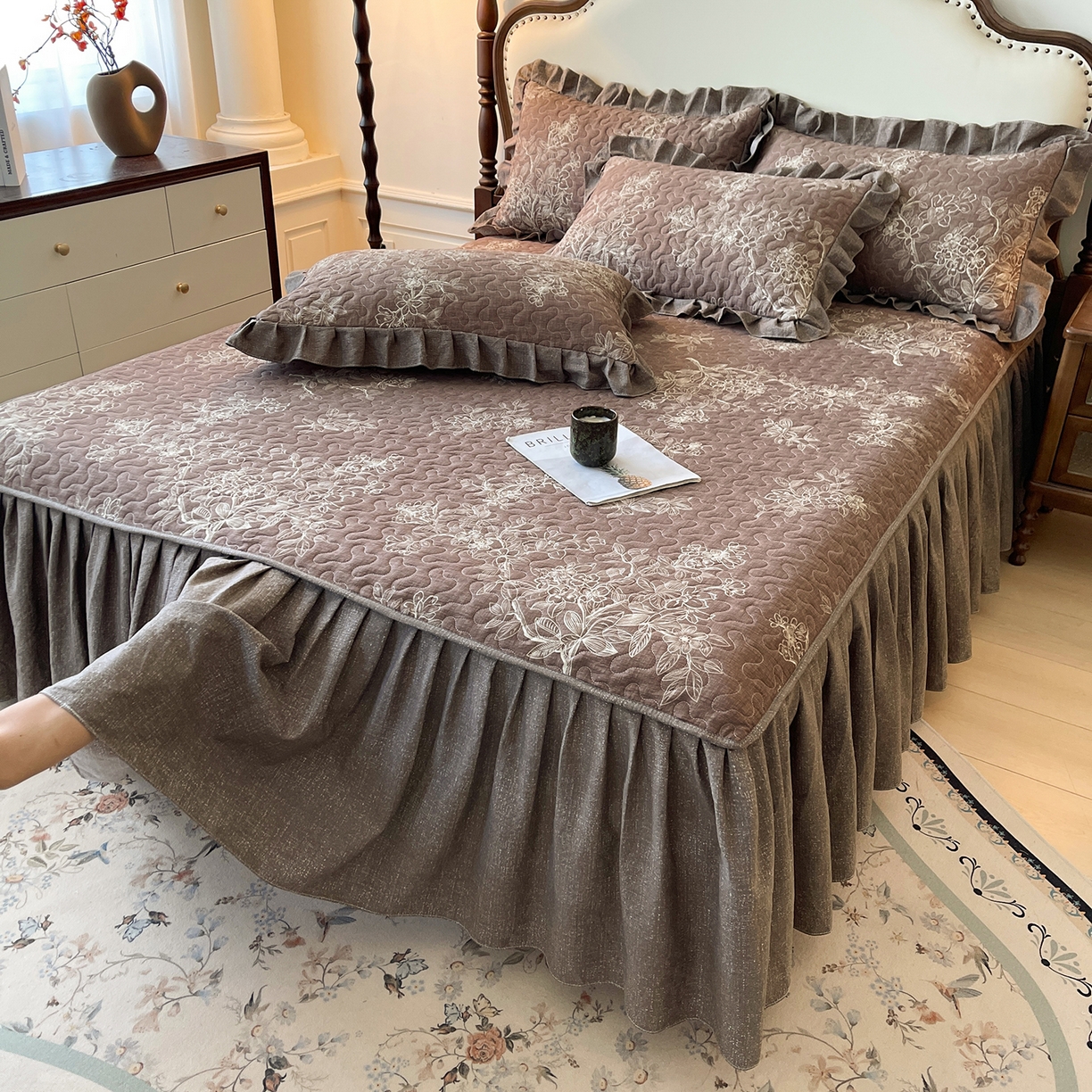 91家纺网 家纺一手货源 找家纺 笠裙家纺 2025新款加厚云感水洗棉印花夹棉床裙床罩 乌木花园