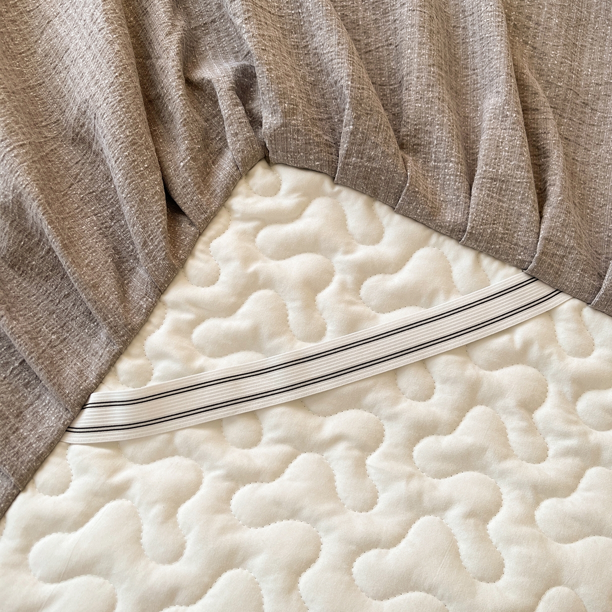 91家纺网 家纺一手货源 找家纺 笠裙家纺 2025新款加厚云感水洗棉印花夹棉床裙床罩 乌木花园