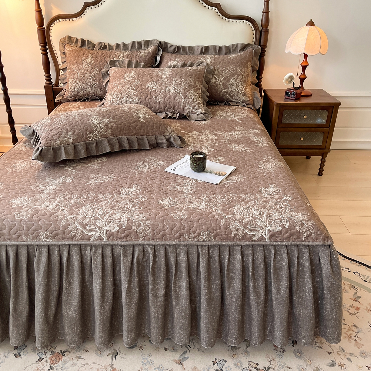 91家纺网 家纺一手货源 找家纺 笠裙家纺 2025新款加厚云感水洗棉印花夹棉床裙床罩 乌木花园