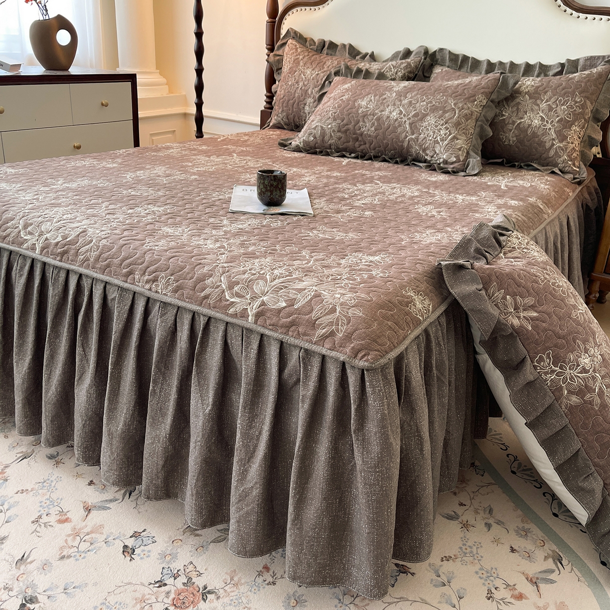 91家纺网 家纺一手货源 找家纺 笠裙家纺 2025新款加厚云感水洗棉印花夹棉床裙床罩 乌木花园