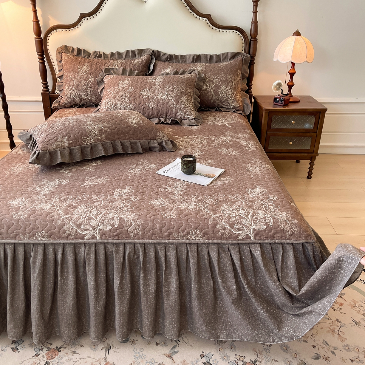 91家纺网 家纺一手货源 找家纺 笠裙家纺 2025新款加厚云感水洗棉印花夹棉床裙床罩 乌木花园