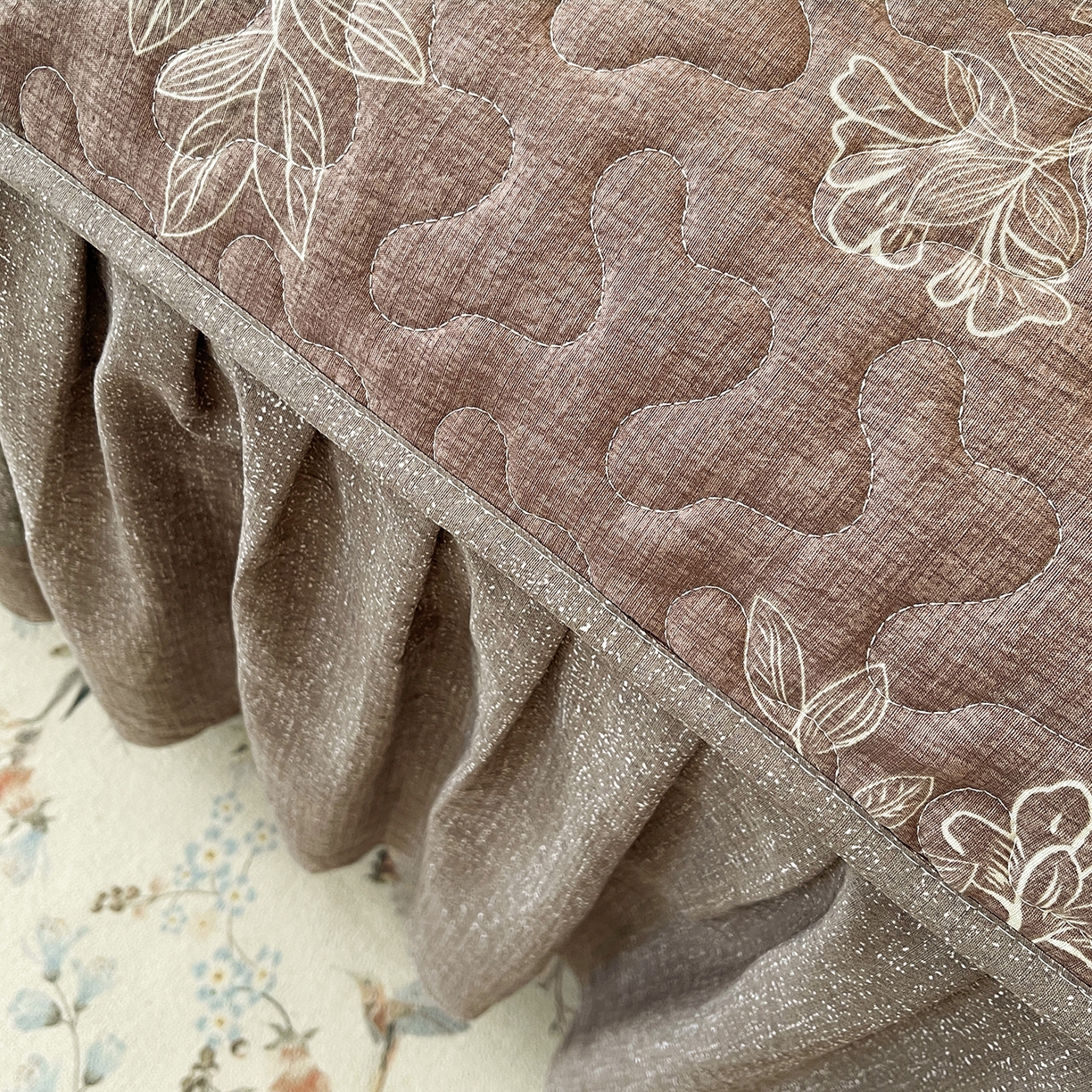 91家纺网 家纺一手货源 找家纺 笠裙家纺 2025新款加厚云感水洗棉印花夹棉床裙床罩 乌木花园