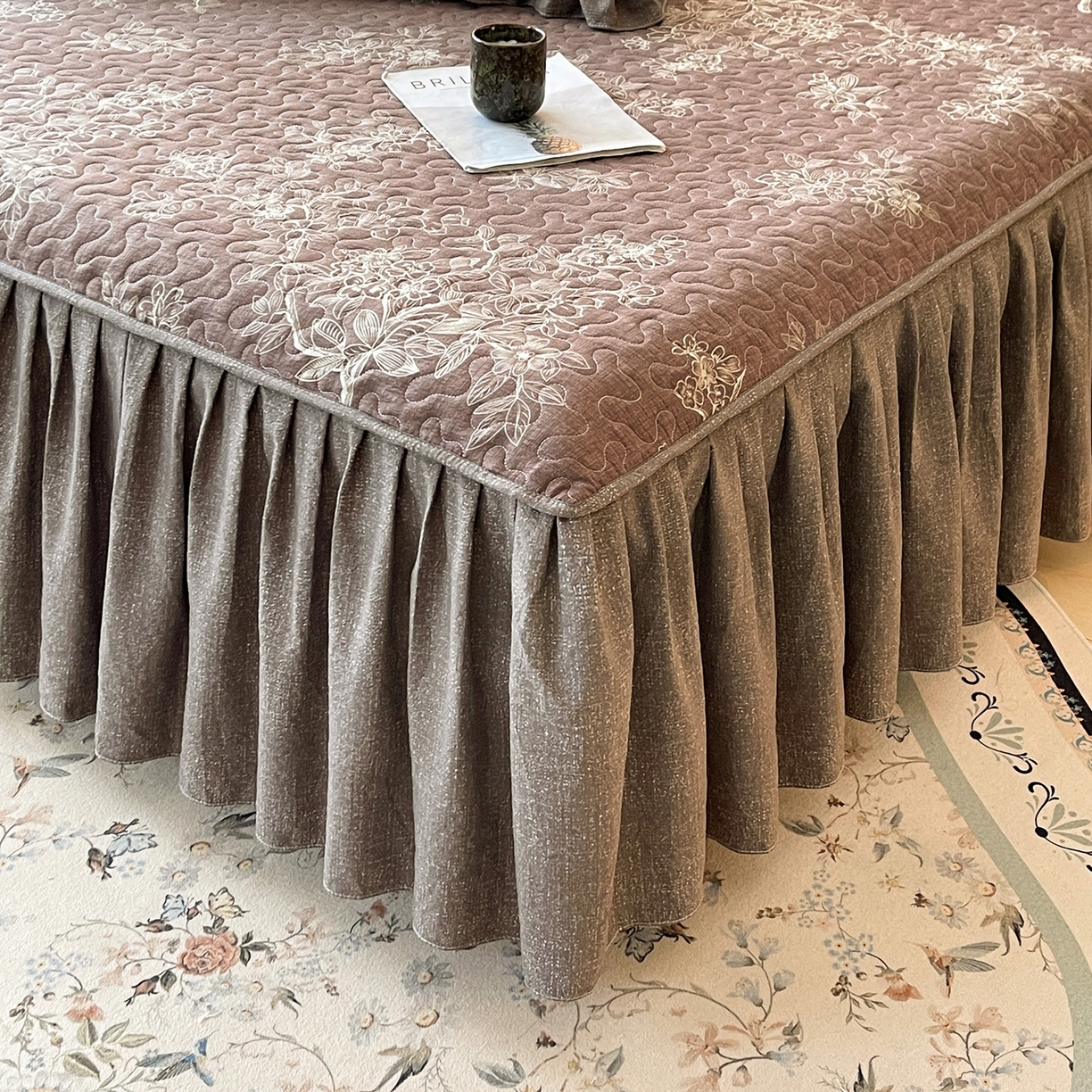 91家纺网 家纺一手货源 找家纺 笠裙家纺 2025新款加厚云感水洗棉印花夹棉床裙床罩 乌木花园