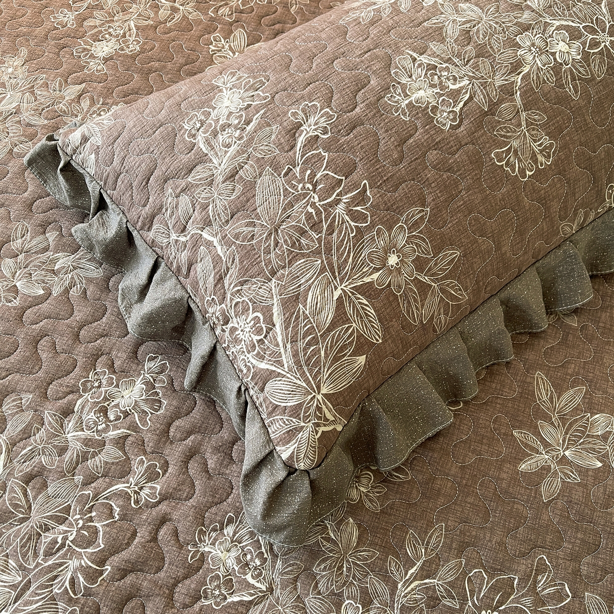 91家纺网 家纺一手货源 找家纺 笠裙家纺 2025新款加厚云感水洗棉印花夹棉床裙床罩 乌木花园