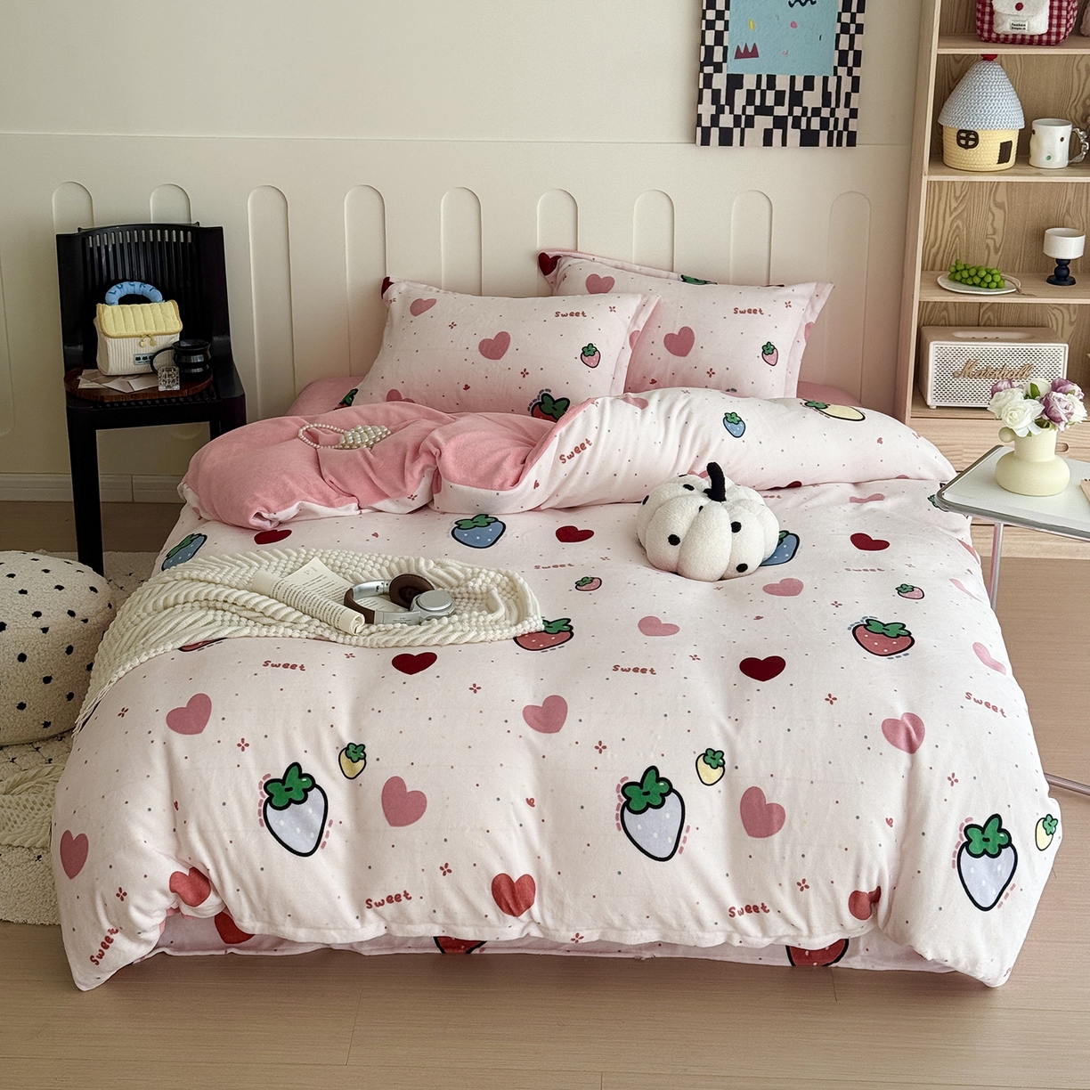 91家纺网 家纺一手货源 找家纺 于果 2025新款牛奶绒印花四件套 糖心草莓