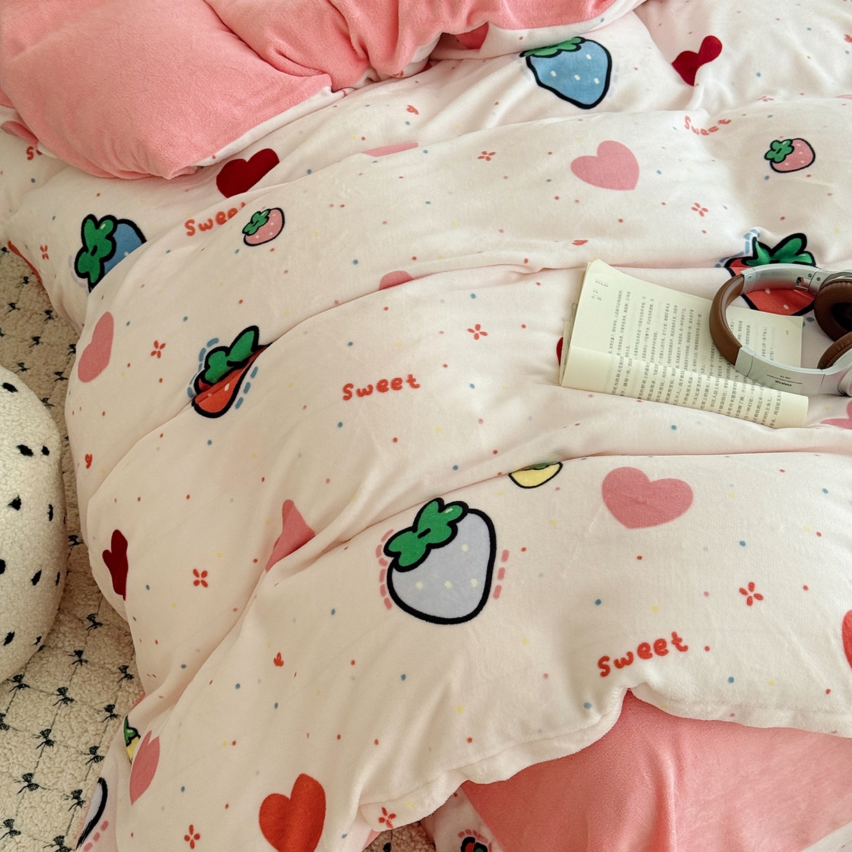 91家纺网 家纺一手货源 找家纺 于果 2025新款牛奶绒印花四件套 糖心草莓