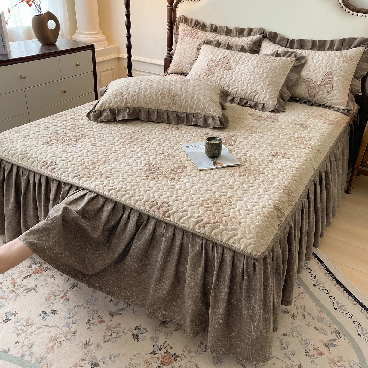 91家纺网 家纺一手货源 找家纺 笠裙家纺 2025新款加厚云感水洗棉印花夹棉床裙床罩 月神蝶