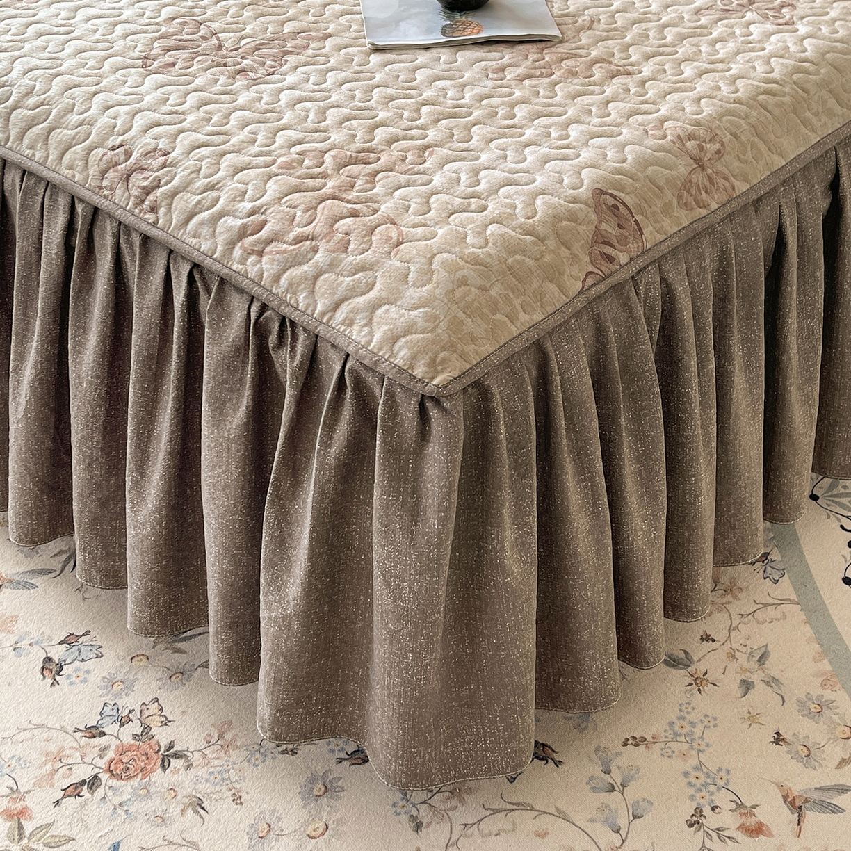 91家纺网 家纺一手货源 找家纺 笠裙家纺 2025新款加厚云感水洗棉印花夹棉床裙床罩 月神蝶