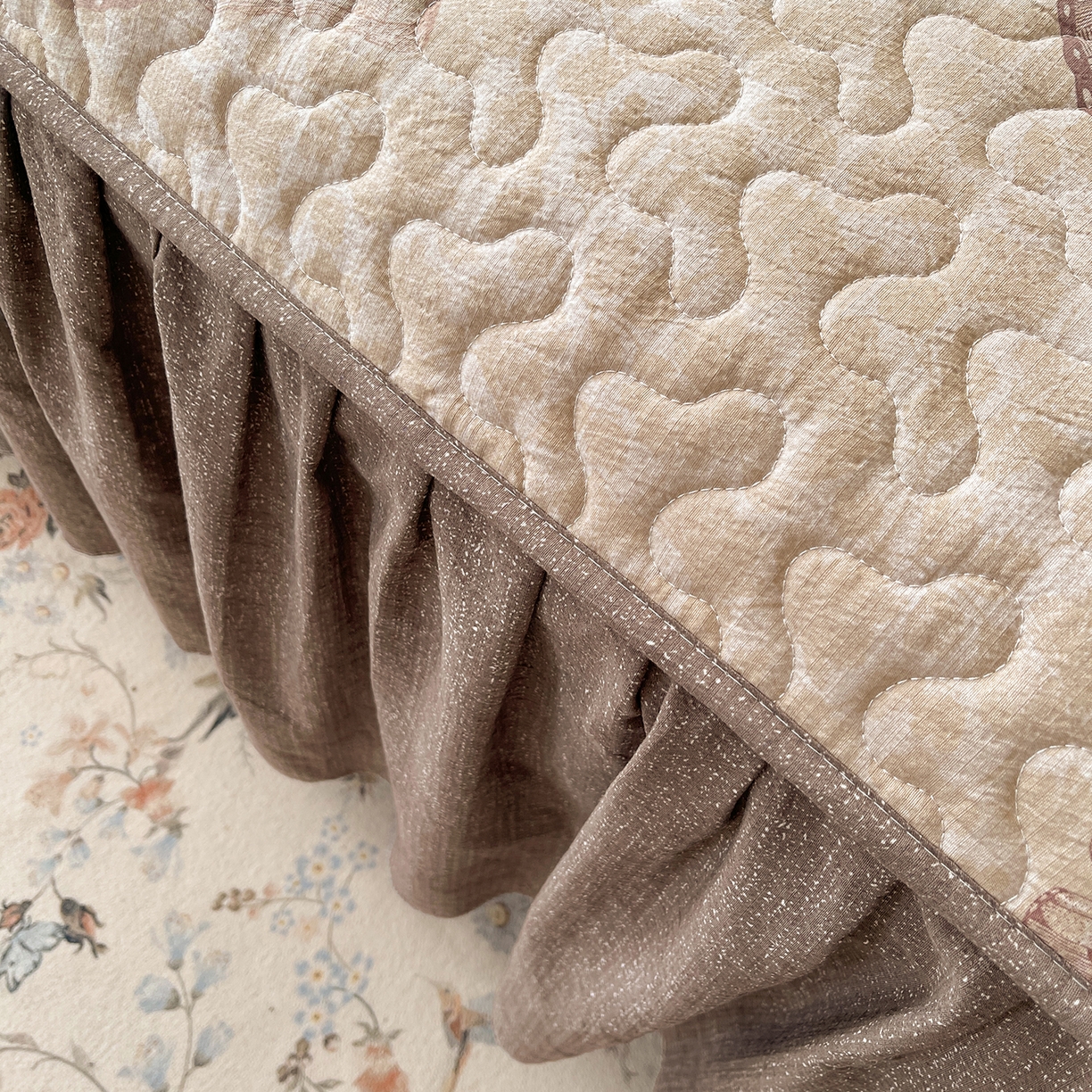 91家纺网 家纺一手货源 找家纺 笠裙家纺 2025新款加厚云感水洗棉印花夹棉床裙床罩 月神蝶