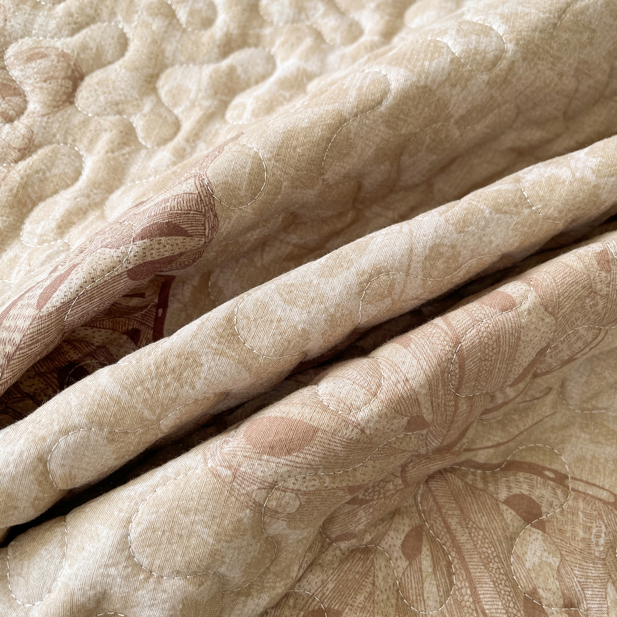 91家纺网 家纺一手货源 找家纺 笠裙家纺 2025新款加厚云感水洗棉印花夹棉床裙床罩 月神蝶