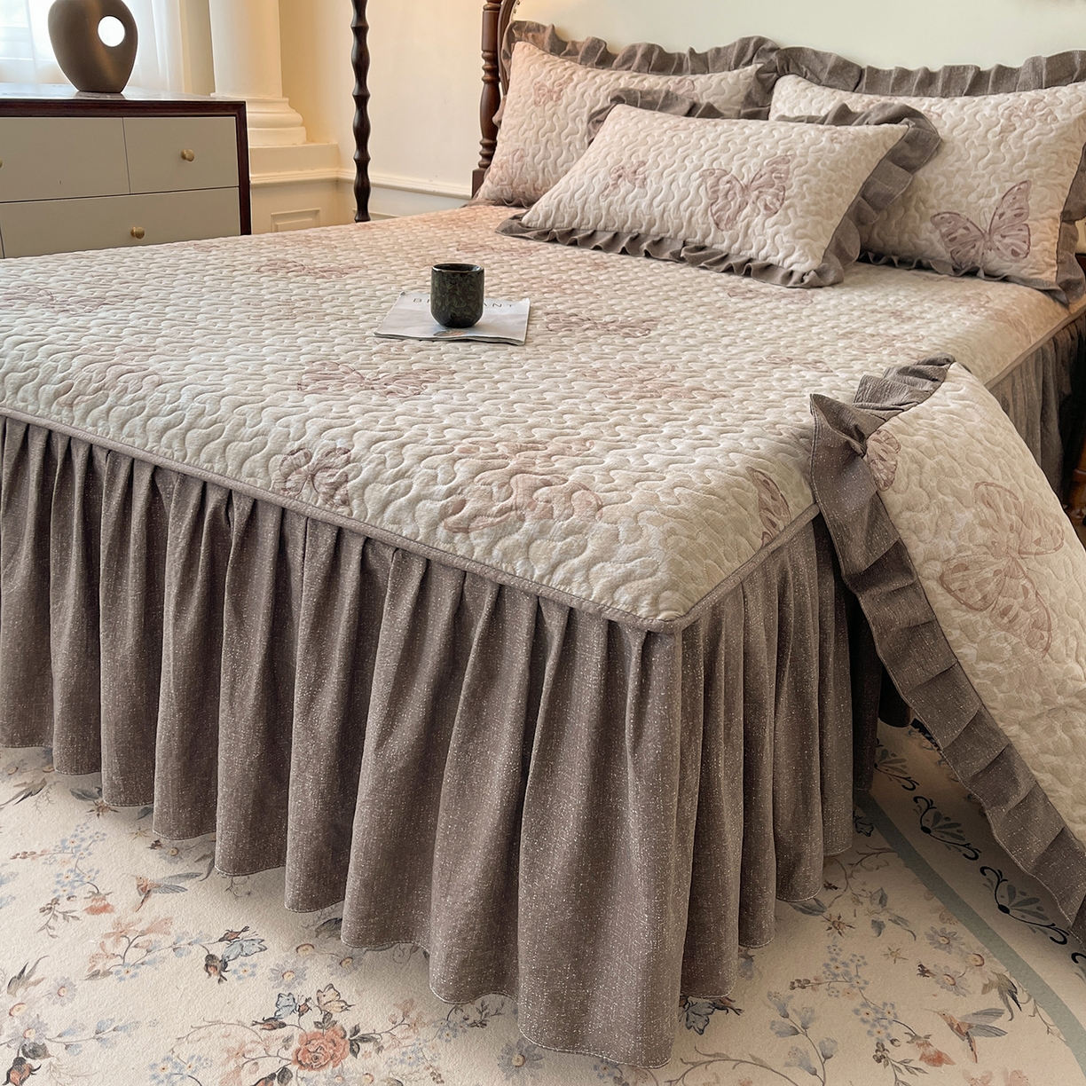 91家纺网 家纺一手货源 找家纺 笠裙家纺 2025新款加厚云感水洗棉印花夹棉床裙床罩 月神蝶