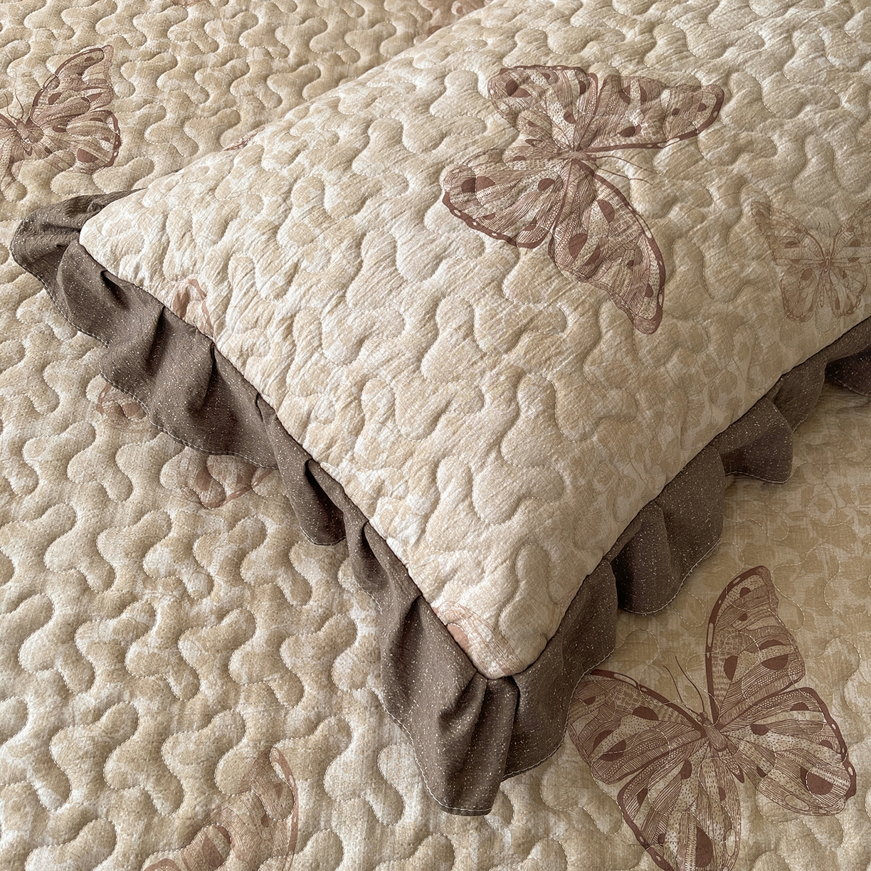 91家纺网 家纺一手货源 找家纺 笠裙家纺 2025新款加厚云感水洗棉印花夹棉床裙床罩 月神蝶