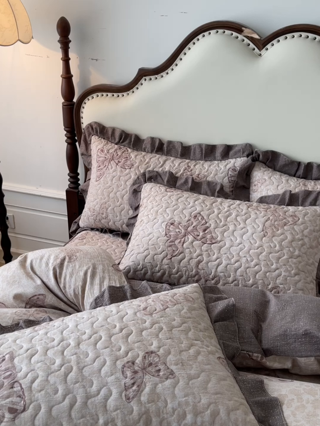 91家纺网 家纺一手货源 找家纺 笠裙家纺 2025新款加厚云感水洗棉印花夹棉床裙床罩 月神蝶