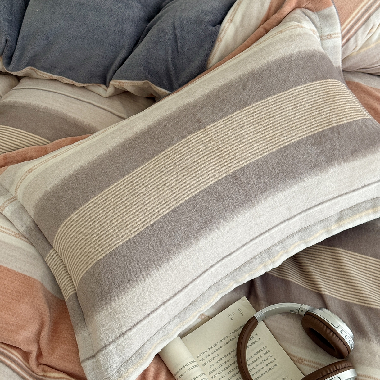 91家纺网 家纺一手货源 找家纺 于果 2025新款牛奶绒印花四件套 英俊之旅-橙