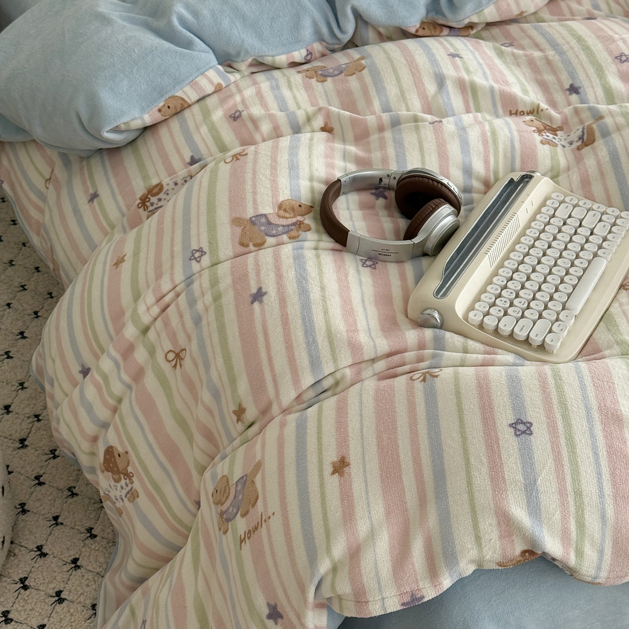 91家纺网 家纺一手货源 找家纺 于果 2025新款牛奶绒印花四件套 悦动萌宠