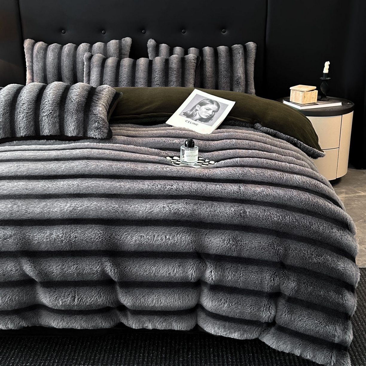 91家纺网 家纺一手货源 找家纺 绒世界 2025新款条纹兔毛绒牛奶绒四件套 魔幻黑