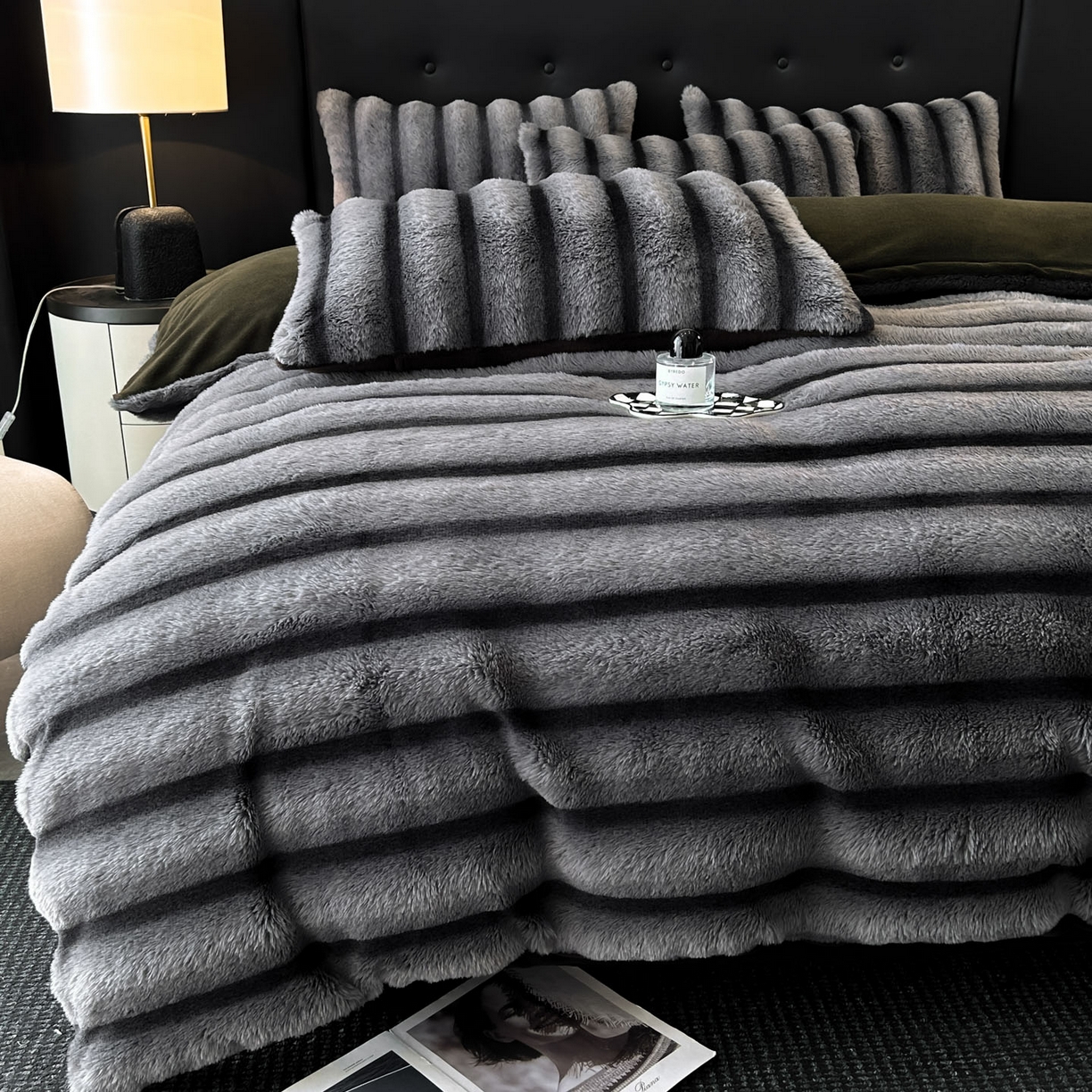 91家纺网 家纺一手货源 找家纺 绒世界 2025新款条纹兔毛绒牛奶绒四件套 魔幻黑