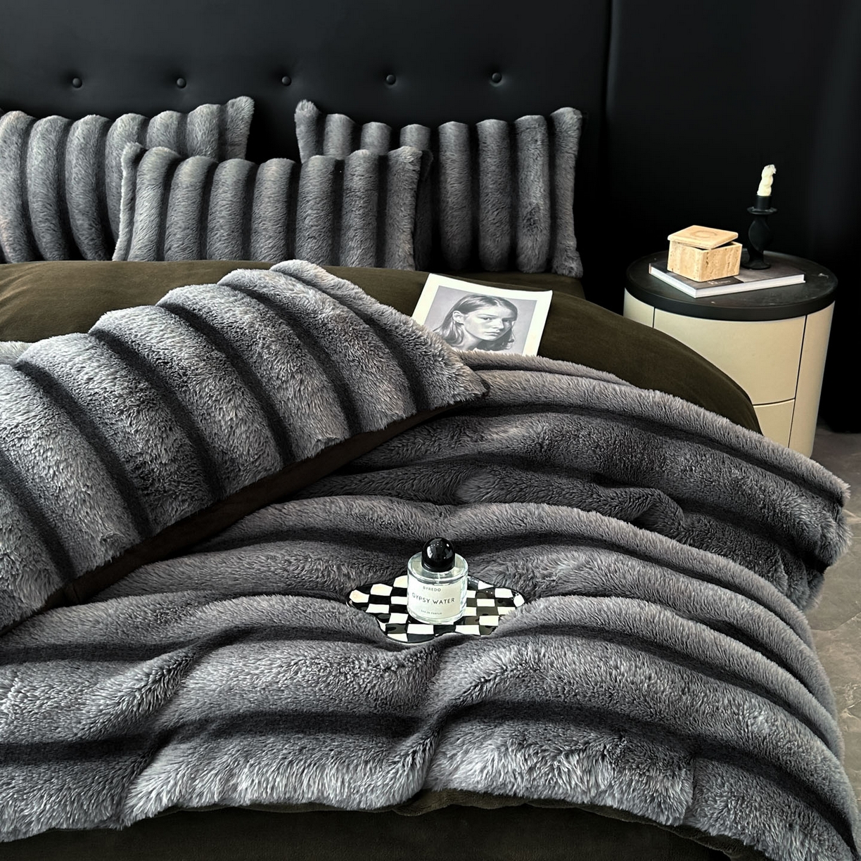 91家纺网 家纺一手货源 找家纺 绒世界 2025新款条纹兔毛绒牛奶绒四件套 魔幻黑