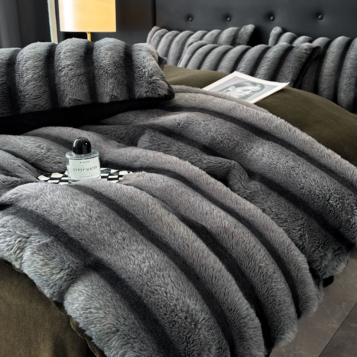 91家纺网 家纺一手货源 找家纺 绒世界 2025新款条纹兔毛绒牛奶绒四件套 魔幻黑