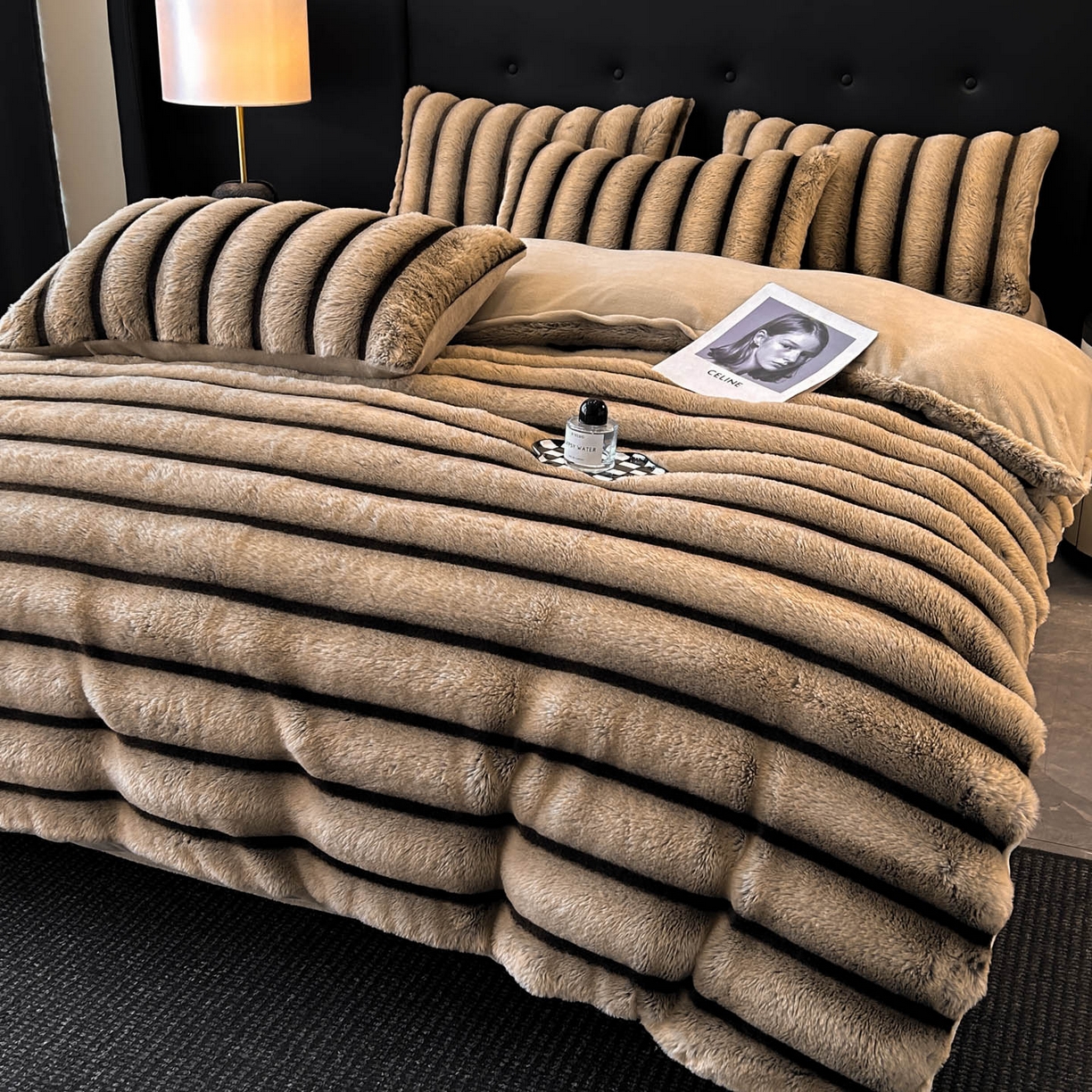 91家纺网 家纺一手货源 找家纺 绒世界 2025新款条纹兔毛绒牛奶绒四件套 卡其