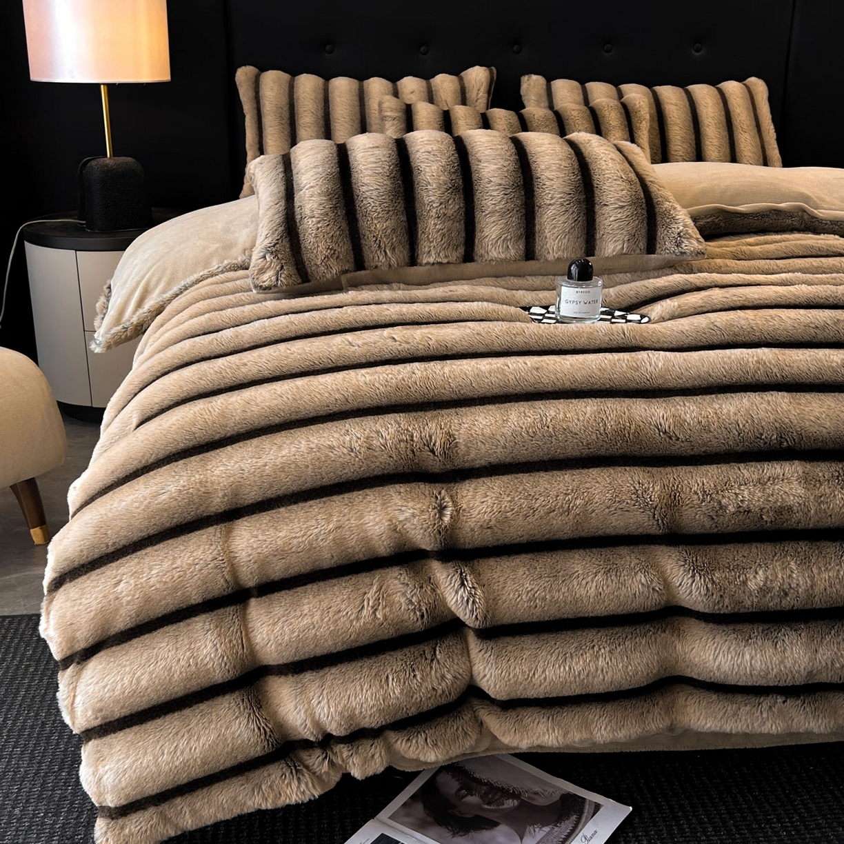 91家纺网 家纺一手货源 找家纺 绒世界 2025新款条纹兔毛绒牛奶绒四件套 卡其