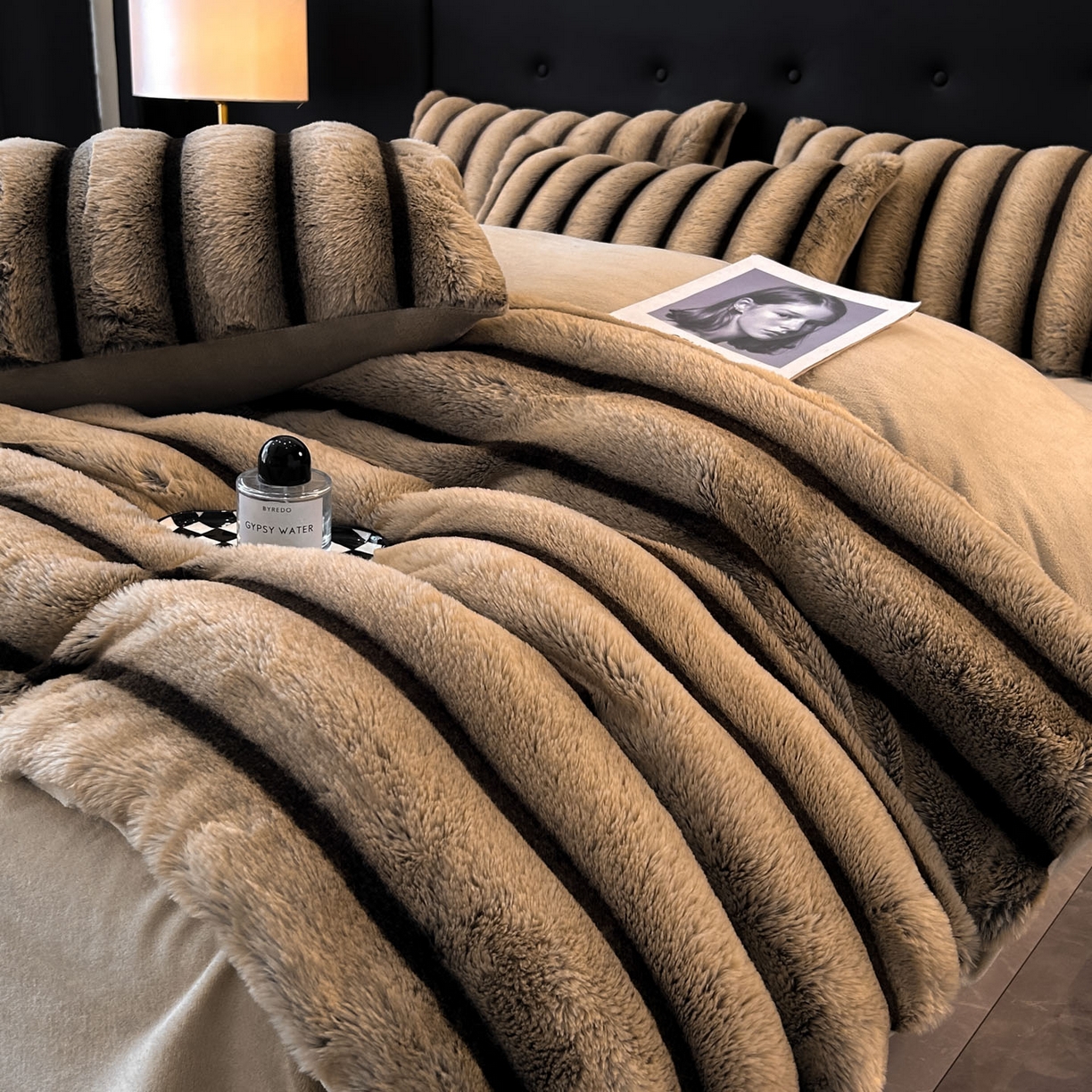 91家纺网 家纺一手货源 找家纺 绒世界 2025新款条纹兔毛绒牛奶绒四件套 卡其