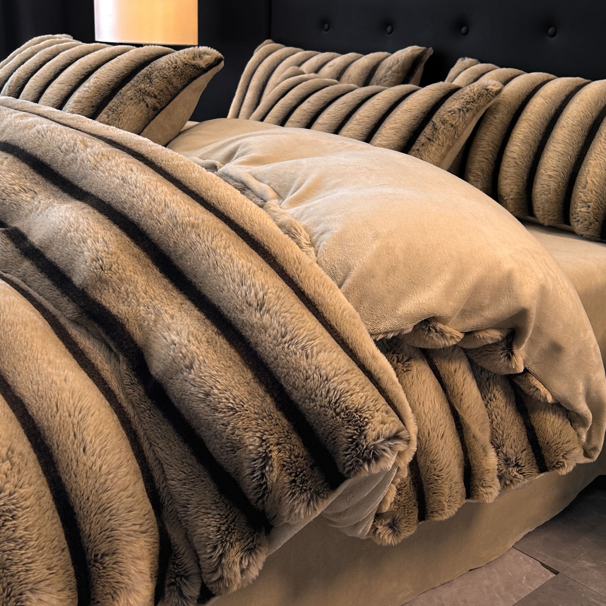 91家纺网 家纺一手货源 找家纺 绒世界 2025新款条纹兔毛绒牛奶绒四件套 卡其