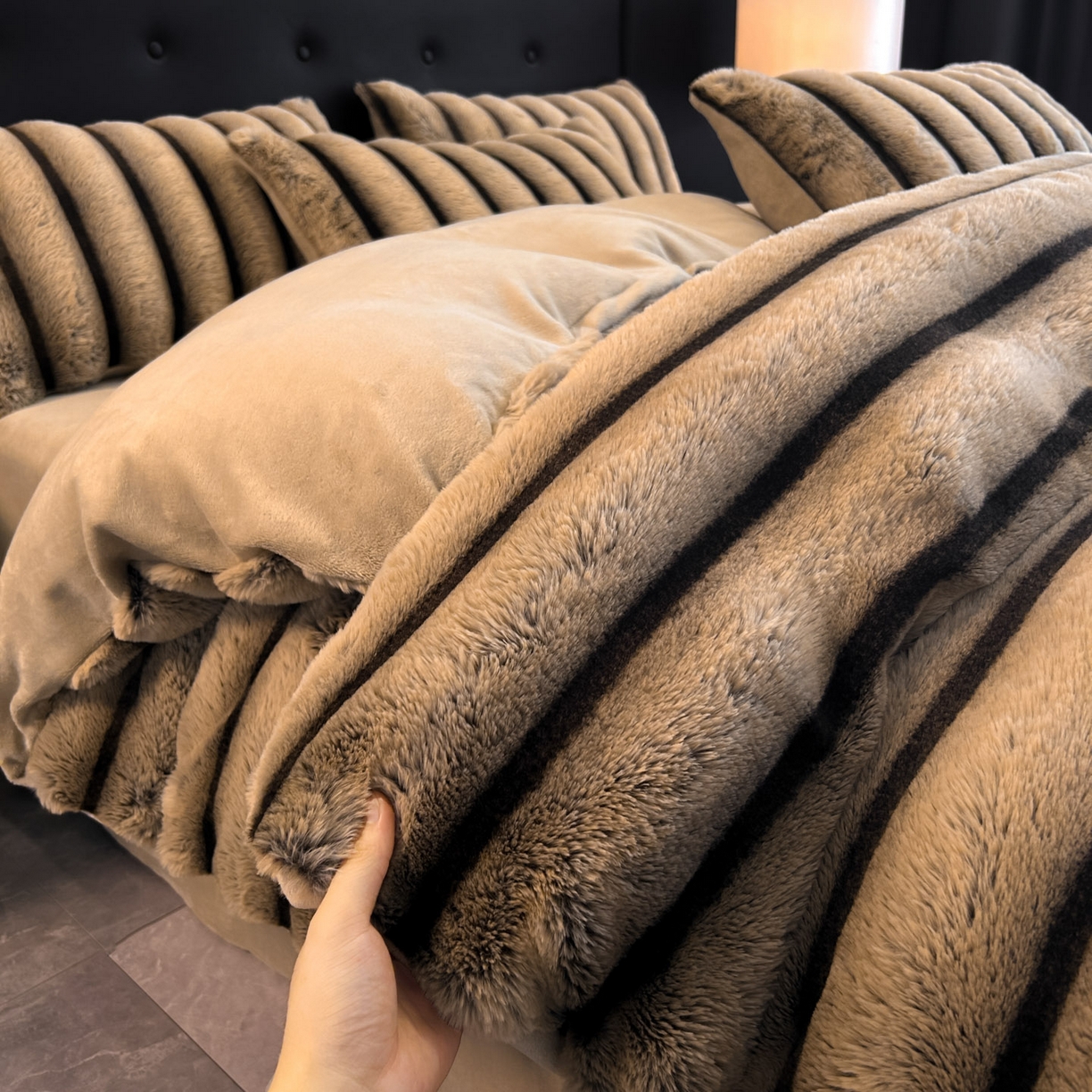 91家纺网 家纺一手货源 找家纺 绒世界 2025新款条纹兔毛绒牛奶绒四件套 卡其