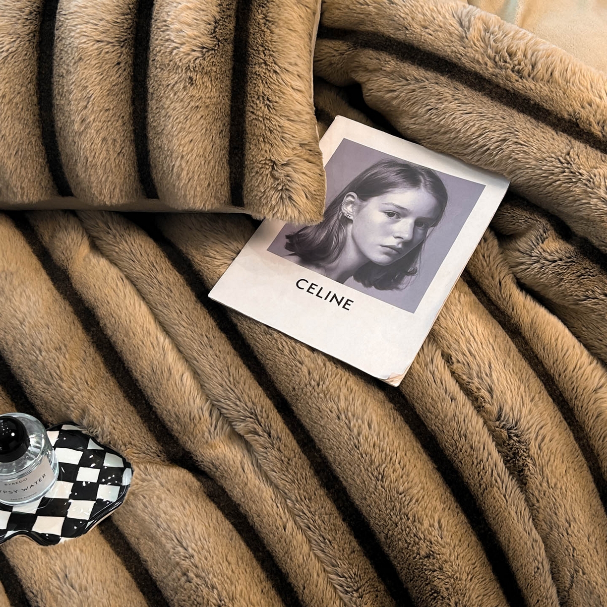 91家纺网 家纺一手货源 找家纺 绒世界 2025新款条纹兔毛绒牛奶绒四件套 卡其