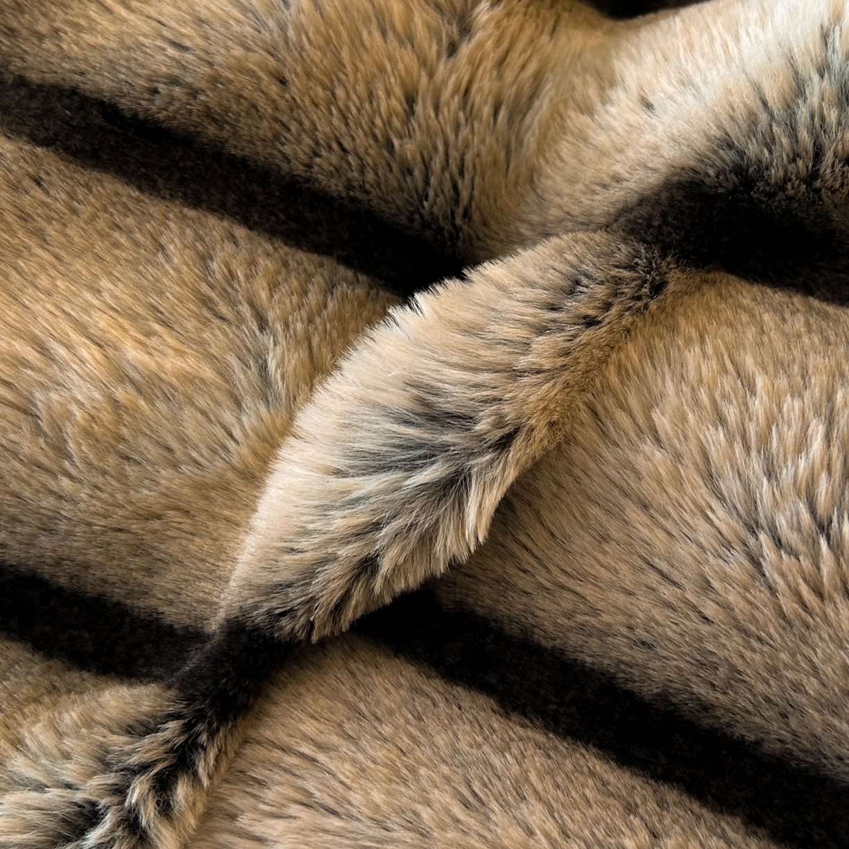 91家纺网 家纺一手货源 找家纺 绒世界 2025新款条纹兔毛绒牛奶绒四件套 卡其