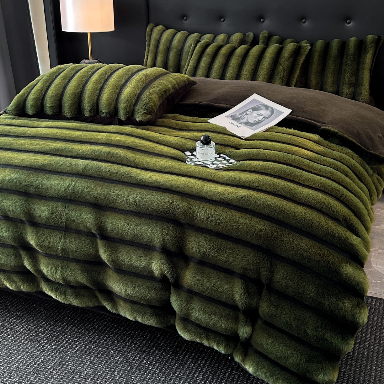 91家纺网 家纺一手货源 找家纺 绒世界 2025新款条纹兔毛绒牛奶绒四件套 墨绿