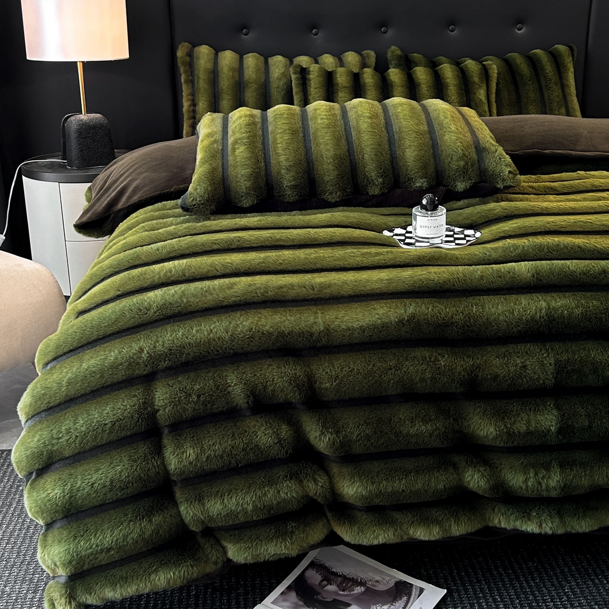 91家纺网 家纺一手货源 找家纺 绒世界 2025新款条纹兔毛绒牛奶绒四件套 墨绿