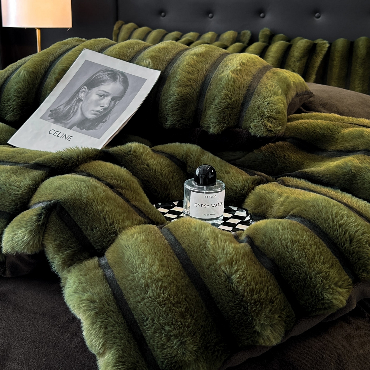 91家纺网 家纺一手货源 找家纺 绒世界 2025新款条纹兔毛绒牛奶绒四件套 墨绿