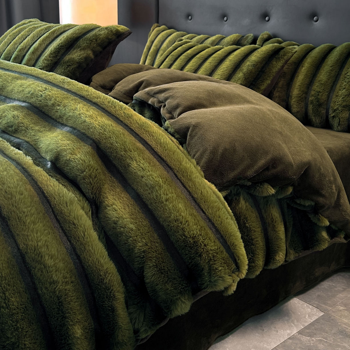 91家纺网 家纺一手货源 找家纺 绒世界 2025新款条纹兔毛绒牛奶绒四件套 墨绿