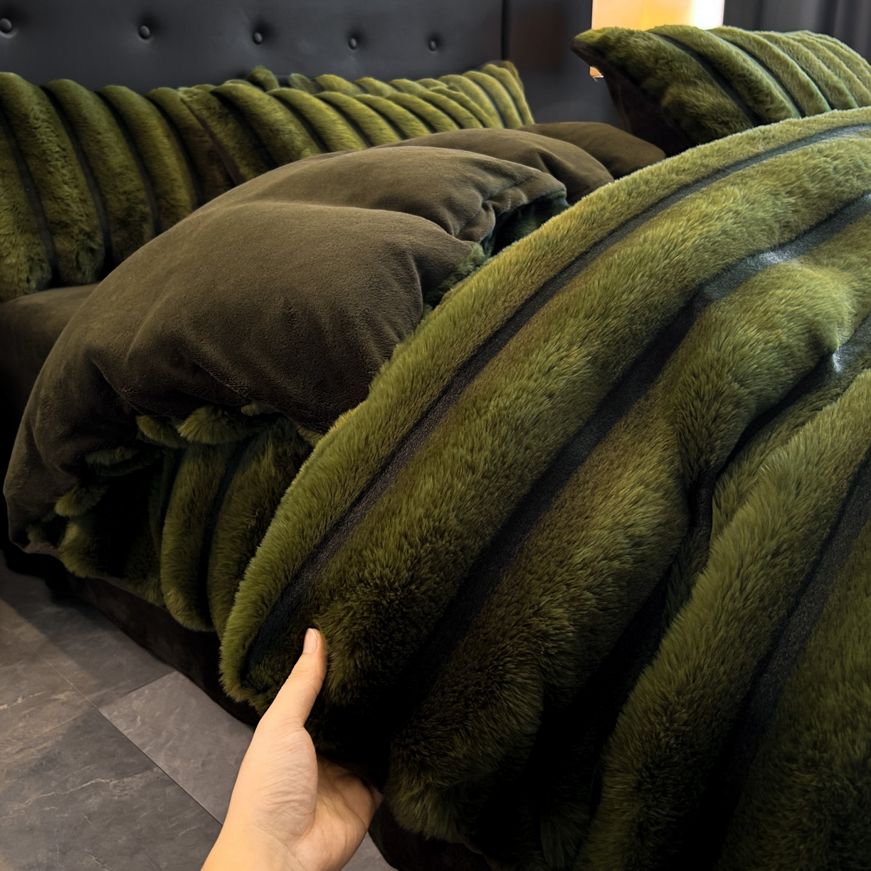 91家纺网 家纺一手货源 找家纺 绒世界 2025新款条纹兔毛绒牛奶绒四件套 墨绿