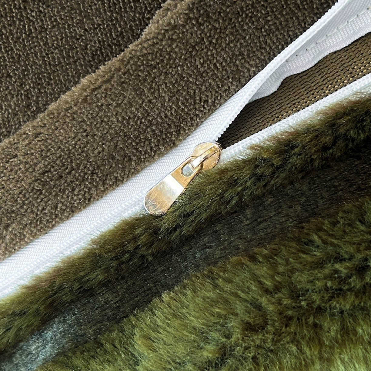 91家纺网 家纺一手货源 找家纺 绒世界 2025新款条纹兔毛绒牛奶绒四件套 墨绿