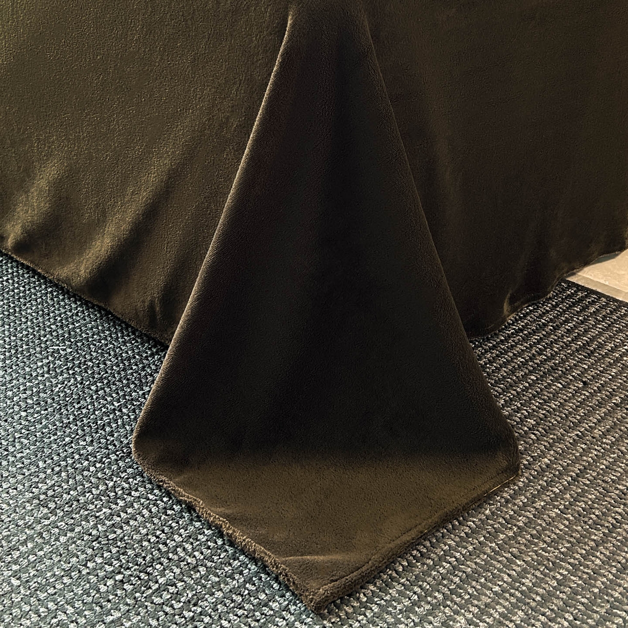 91家纺网 家纺一手货源 找家纺 绒世界 2025新款条纹兔毛绒牛奶绒四件套 墨绿