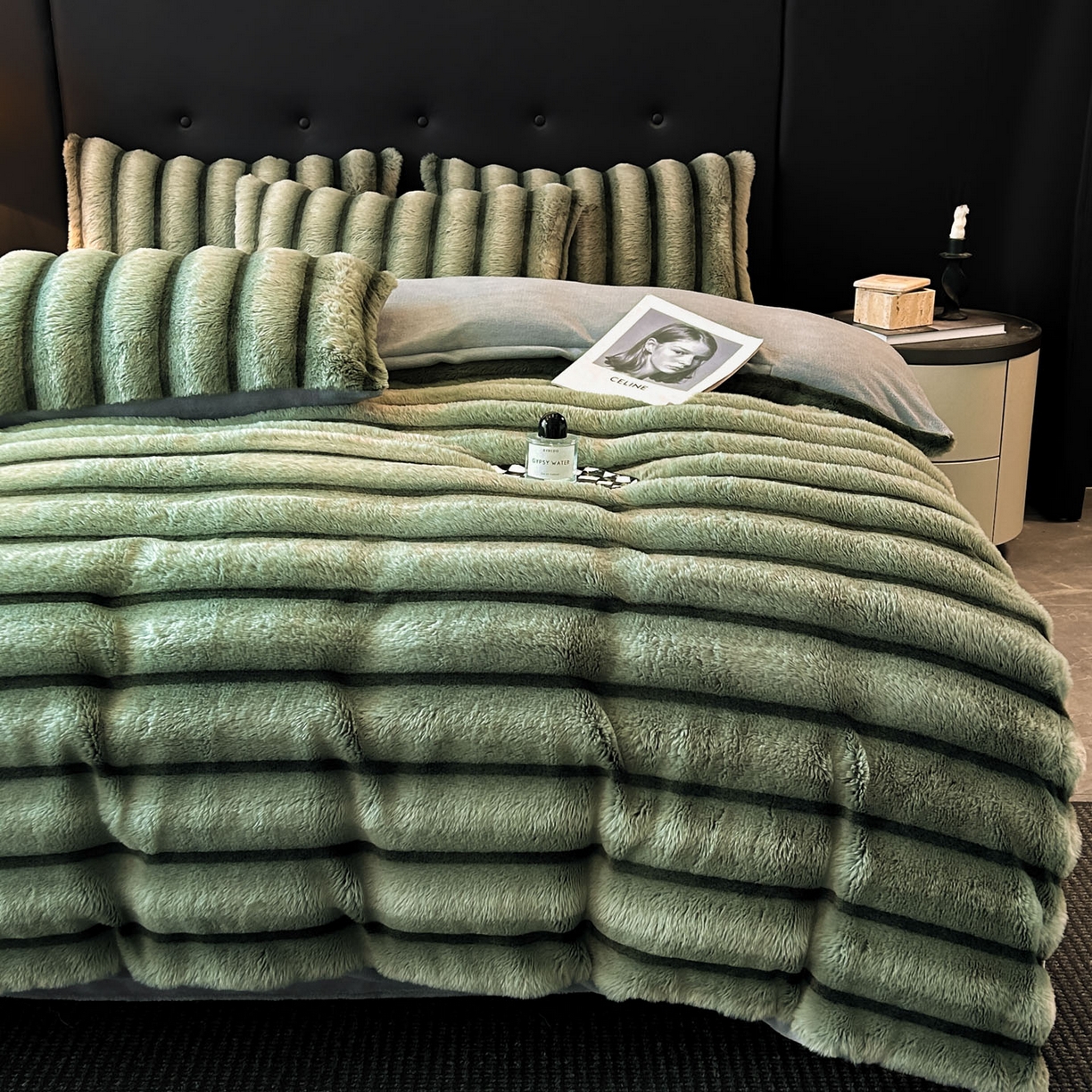 91家纺网 家纺一手货源 找家纺 绒世界 2025新款条纹兔毛绒牛奶绒四件套 森林绿