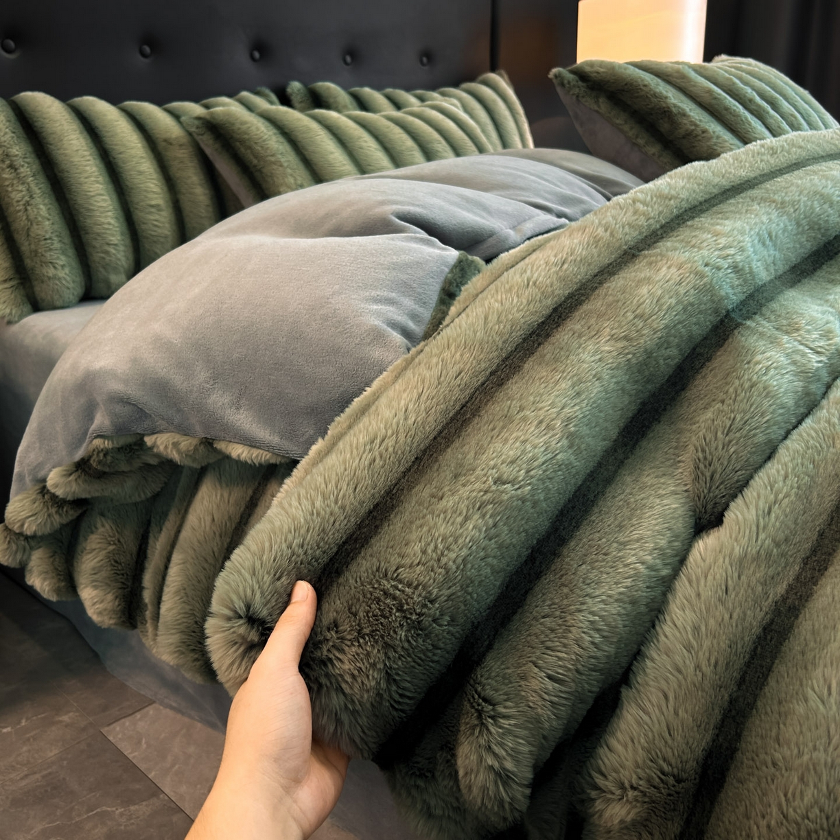 91家纺网 家纺一手货源 找家纺 绒世界 2025新款条纹兔毛绒牛奶绒四件套 森林绿