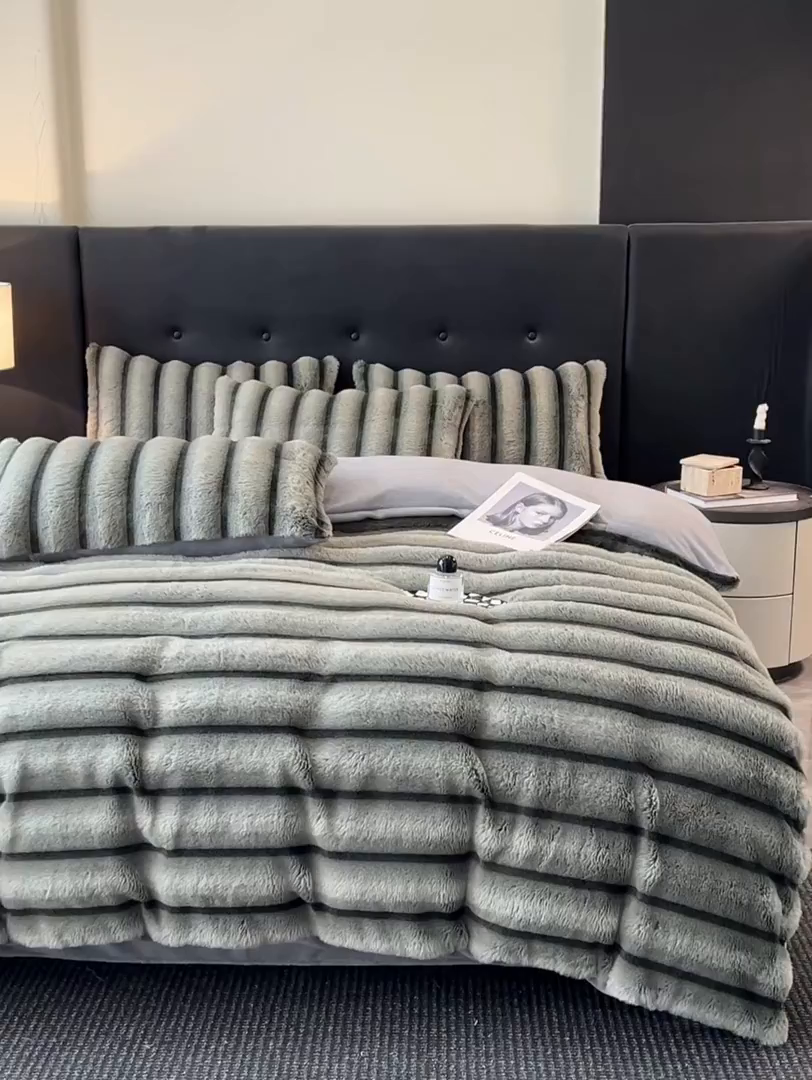 91家纺网 家纺一手货源 找家纺 绒世界 2025新款条纹兔毛绒牛奶绒四件套 森林绿