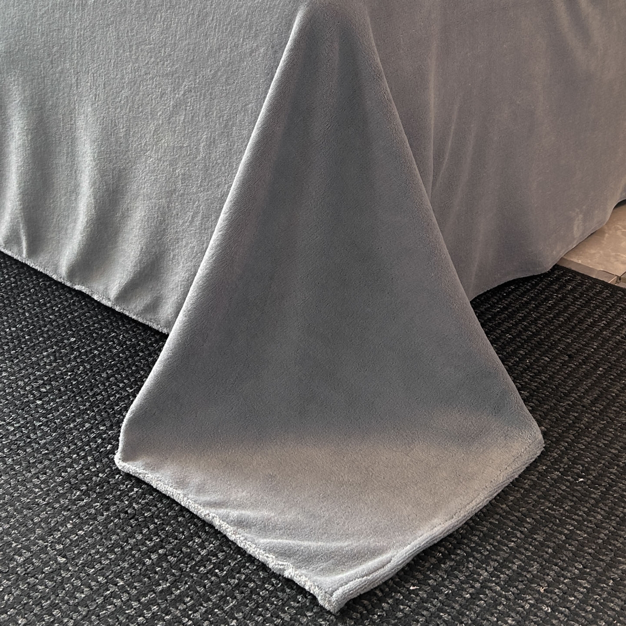 91家纺网 家纺一手货源 找家纺 绒世界 2025新款条纹兔毛绒牛奶绒四件套 雪灰