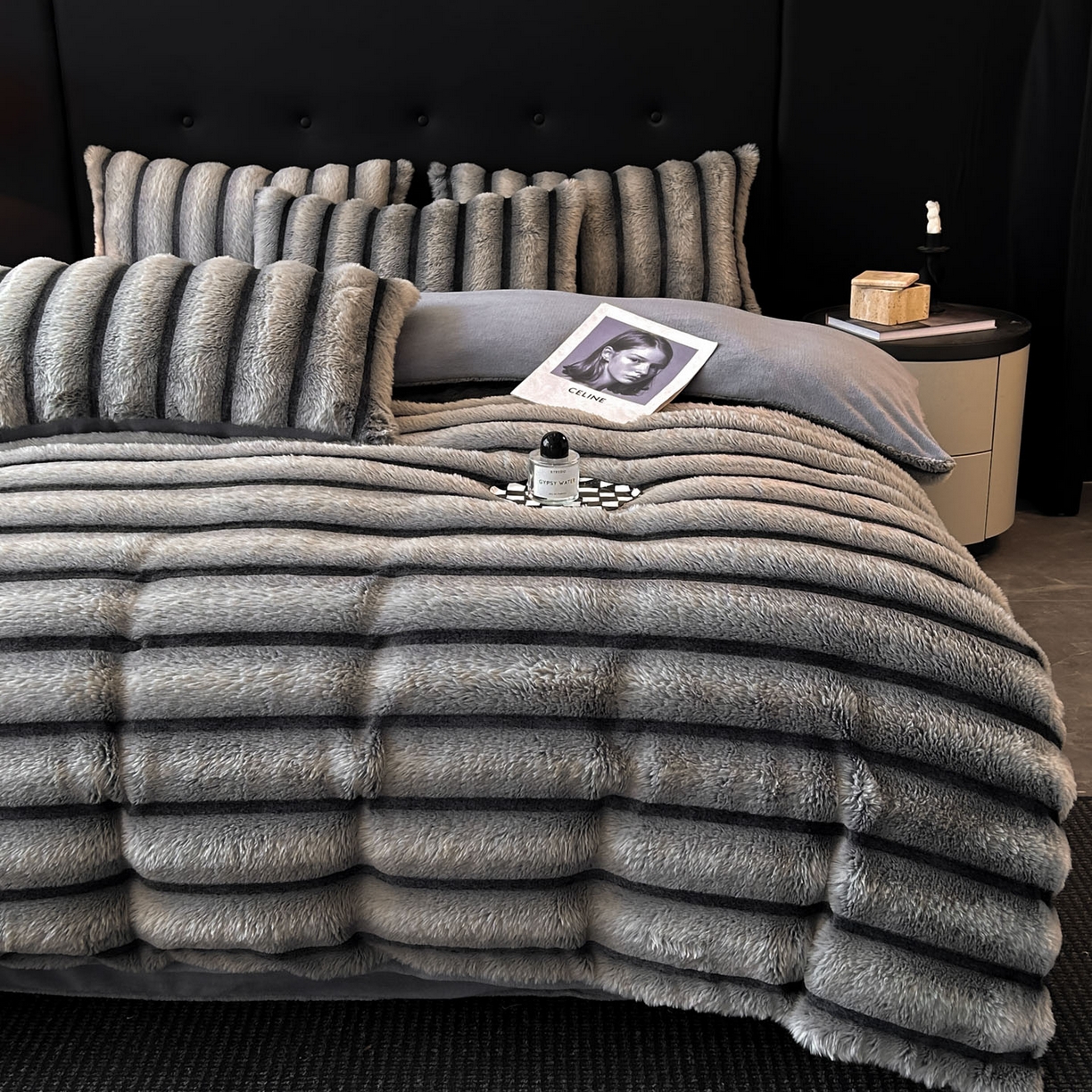 91家纺网 家纺一手货源 找家纺 绒世界 2025新款条纹兔毛绒牛奶绒四件套 雪灰