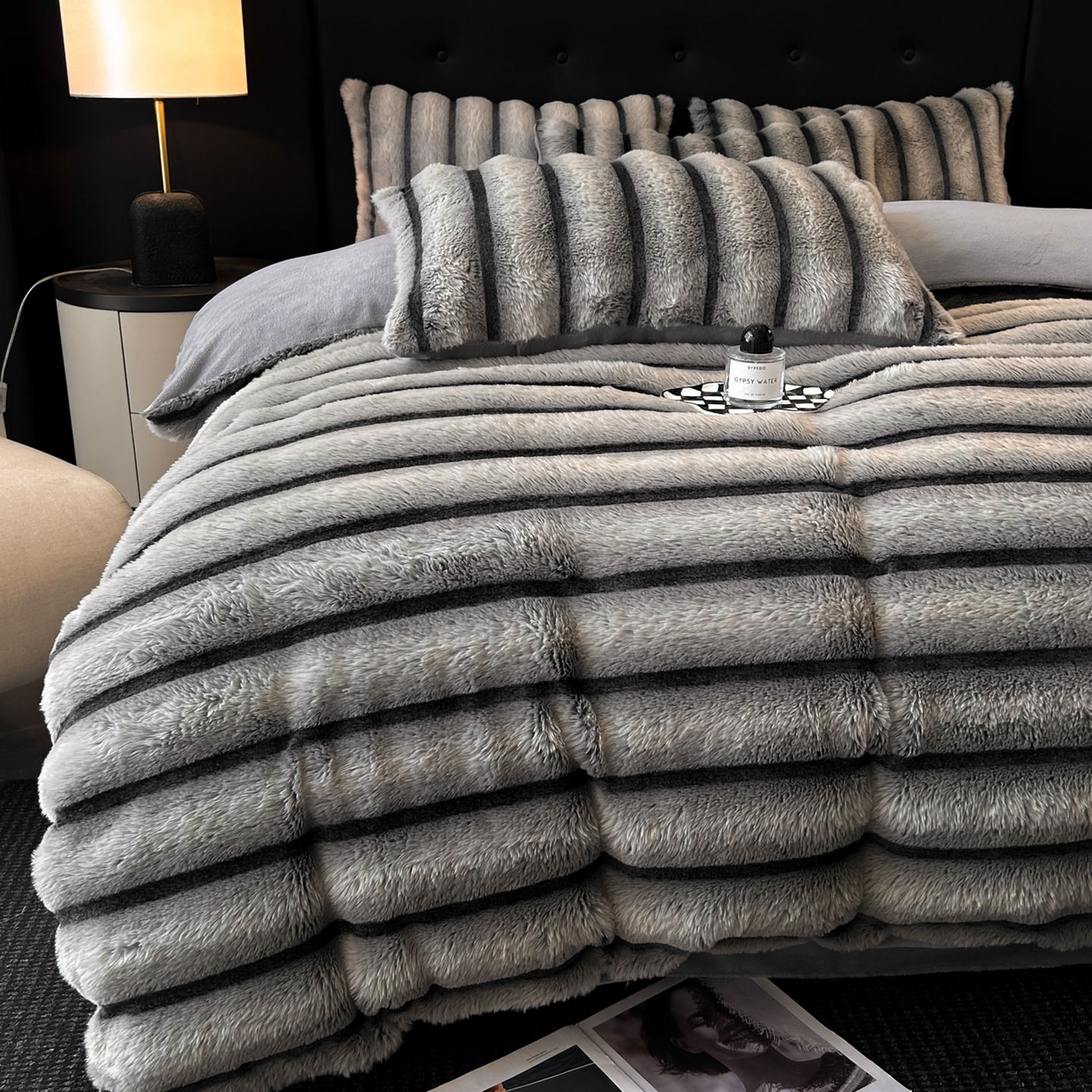 91家纺网 家纺一手货源 找家纺 绒世界 2025新款条纹兔毛绒牛奶绒四件套 雪灰