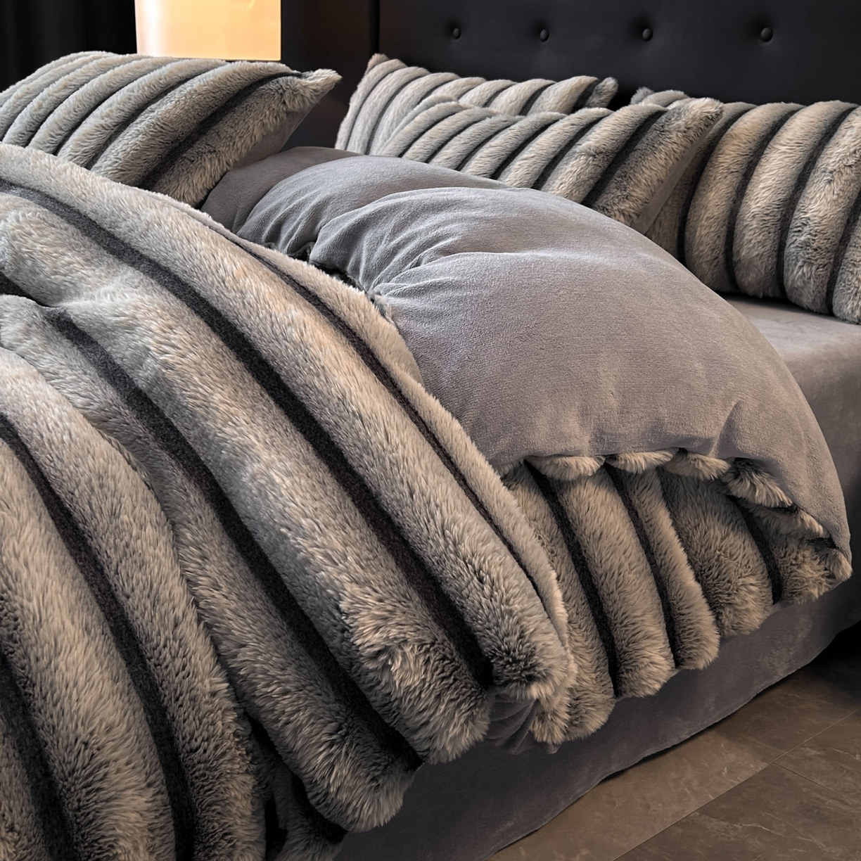 91家纺网 家纺一手货源 找家纺 绒世界 2025新款条纹兔毛绒牛奶绒四件套 雪灰