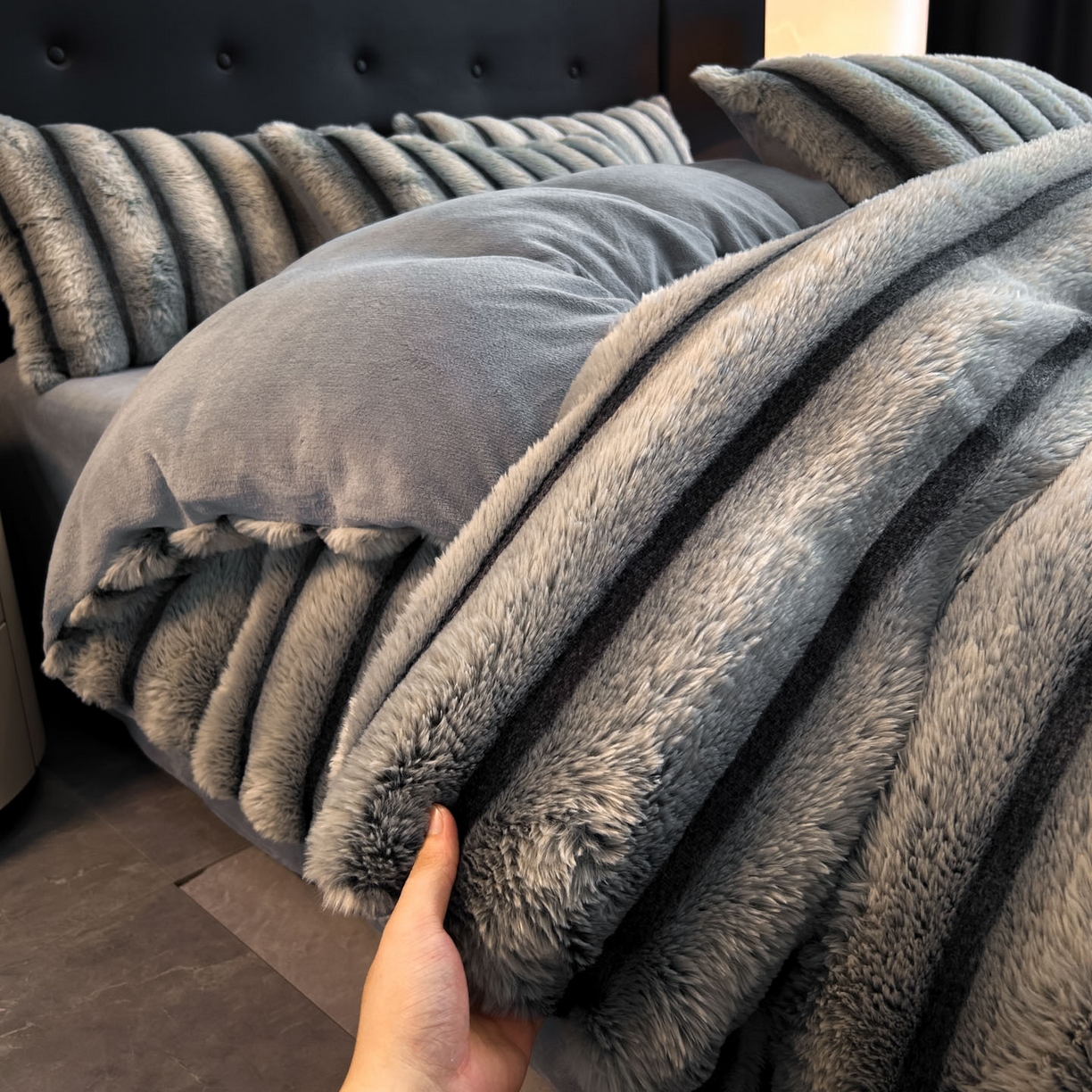 91家纺网 家纺一手货源 找家纺 绒世界 2025新款条纹兔毛绒牛奶绒四件套 雪灰