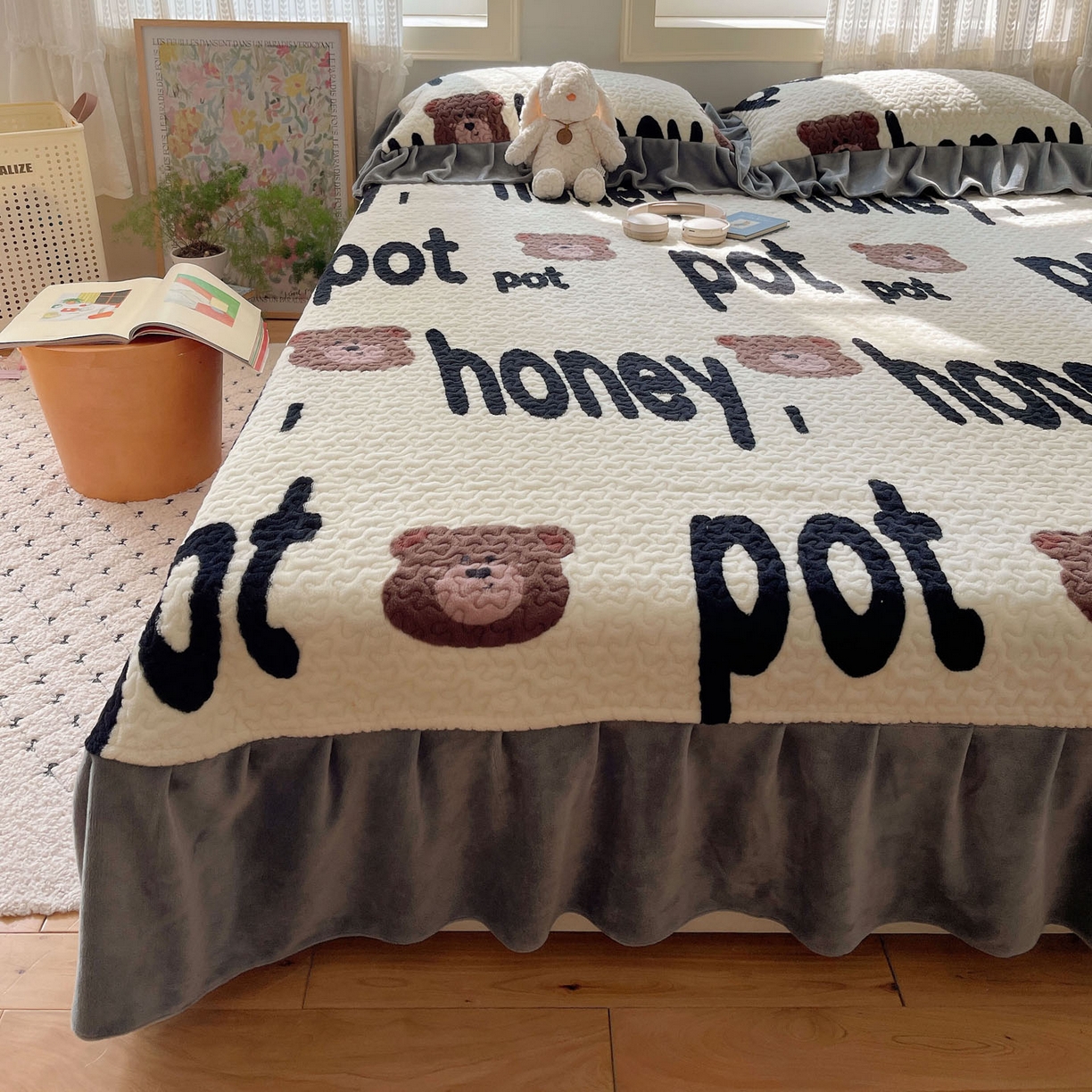 91家纺网 家纺一手货源 找家纺 （总）红嘴企鹅 2025新款花边加厚牛奶绒单品床盖单件床盖三件套