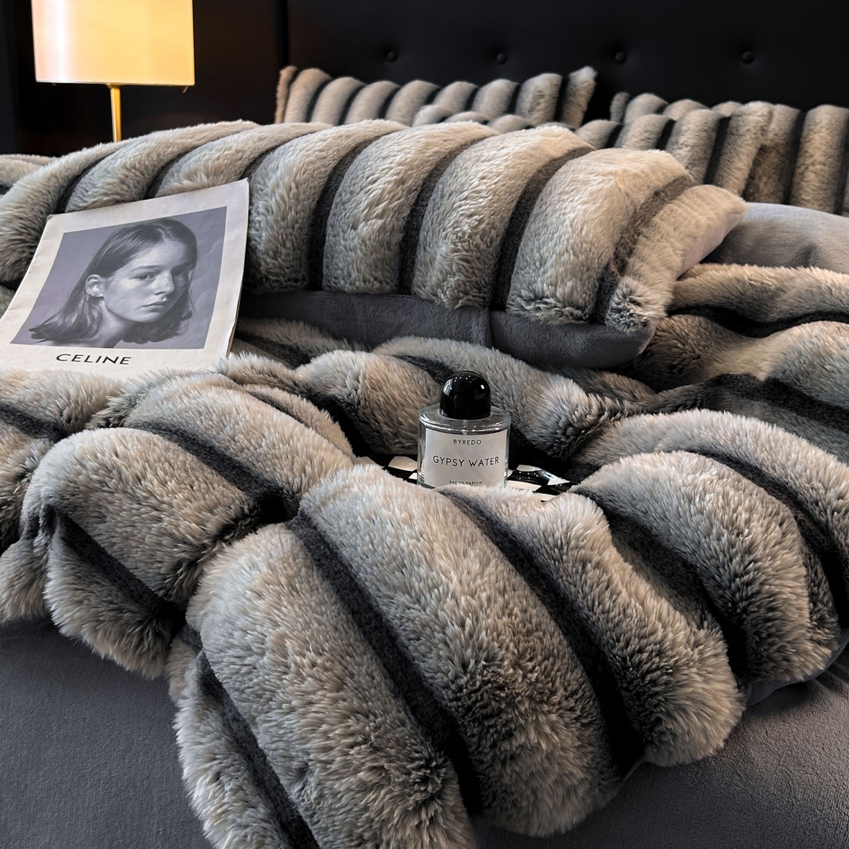 91家纺网 家纺一手货源 找家纺 绒世界 2025新款条纹兔毛绒牛奶绒四件套 雪灰