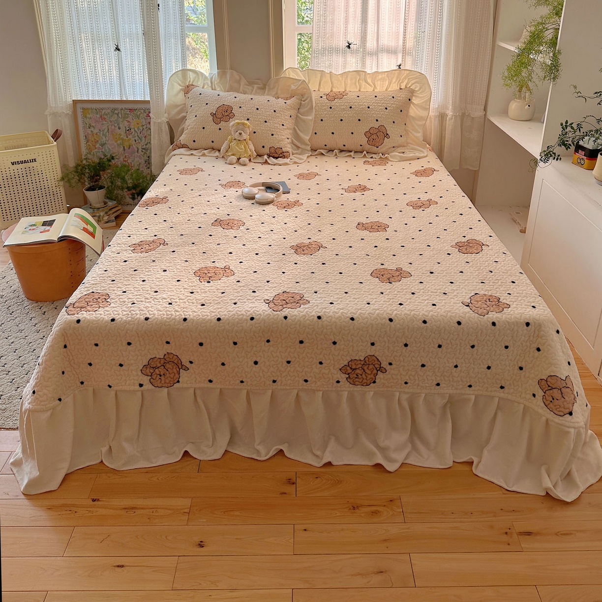 91家纺网 家纺一手货源 找家纺 红嘴企鹅 2025新款花边加厚牛奶绒单品床盖单件床盖三件套 波点狗