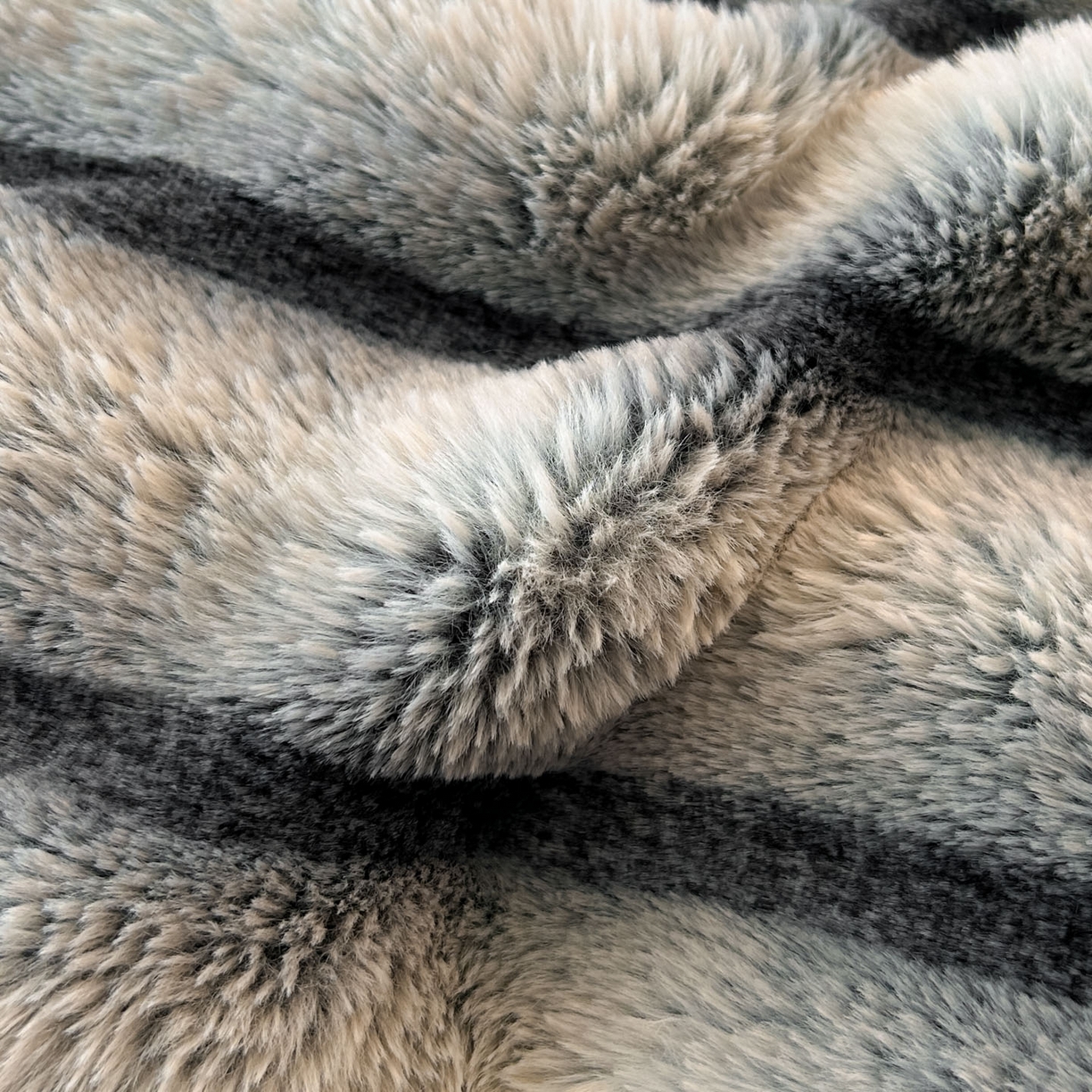 91家纺网 家纺一手货源 找家纺 绒世界 2025新款条纹兔毛绒牛奶绒四件套 雪灰