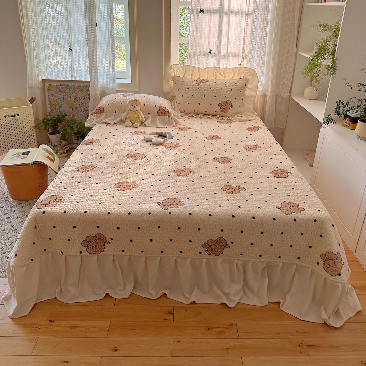 91家纺网 家纺一手货源 找家纺 红嘴企鹅 2025新款花边加厚牛奶绒单品床盖单件床盖三件套 波点狗